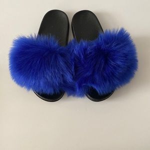 Kids fuzzy slippers - Size 5